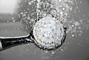 Ducha con agua tratada a través de descalcificador génesis sin sal